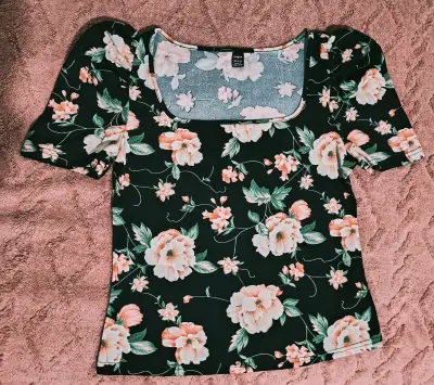 Poleras Shein con estampado floral en varios colores - miniatura 1