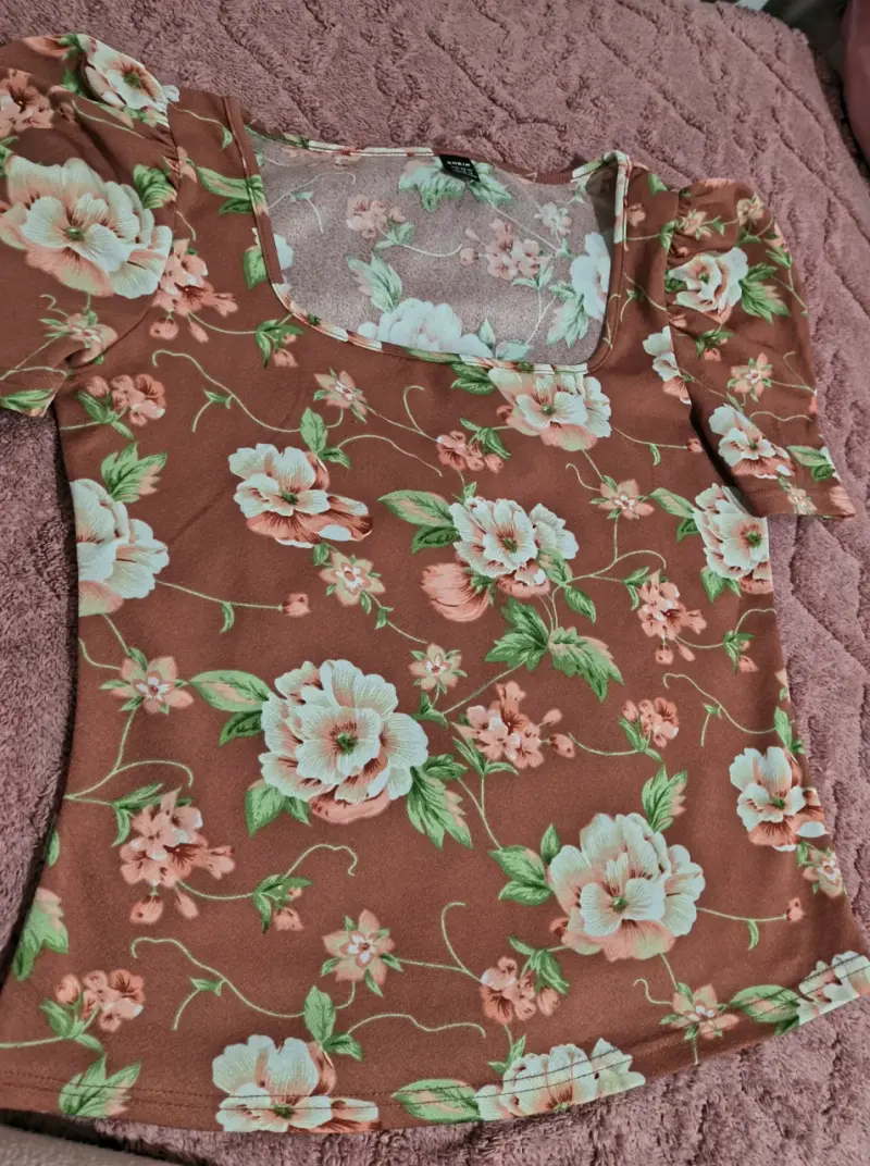Poleras Shein con estampado floral en varios colores - 3