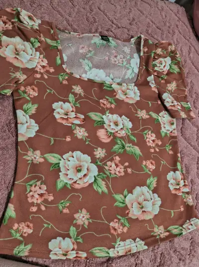 Poleras Shein con estampado floral en varios colores - miniatura 3