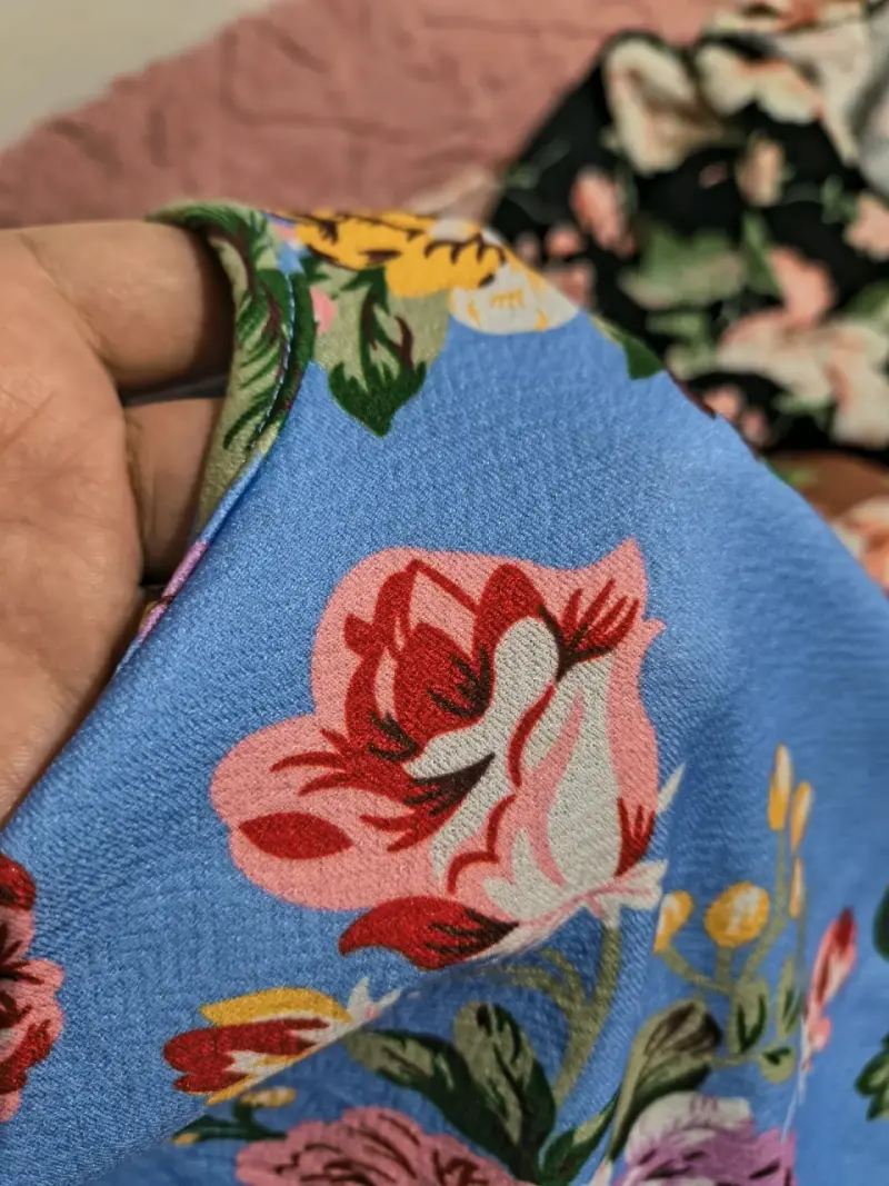 Poleras Shein con estampado floral en varios colores - 5