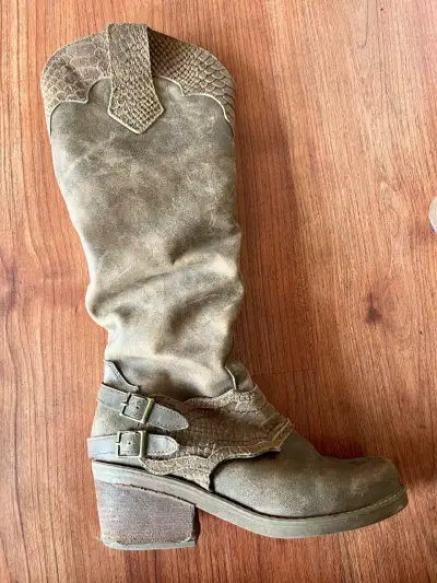 Botas de cuero marrón con hebillas y tacón - miniatura 1
