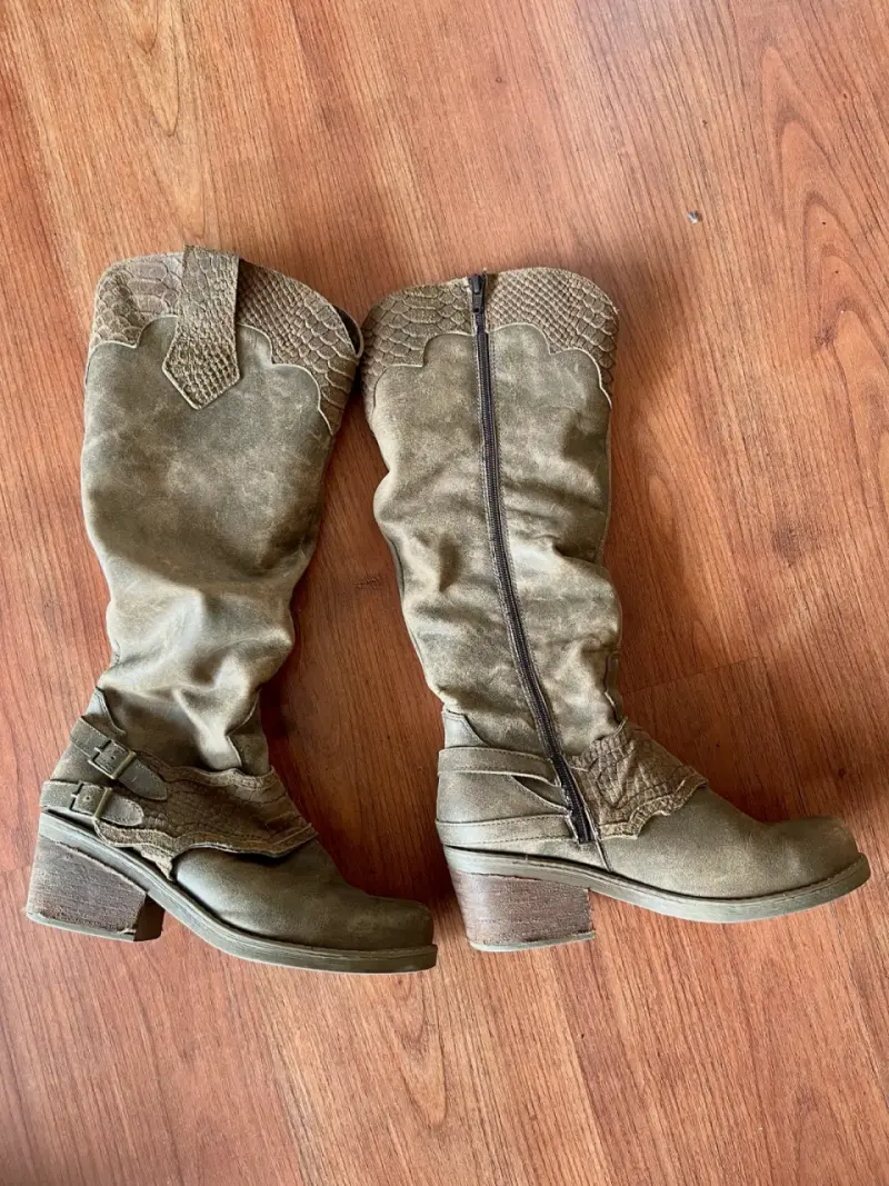 Botas de cuero marrón con hebillas y tacón - 2