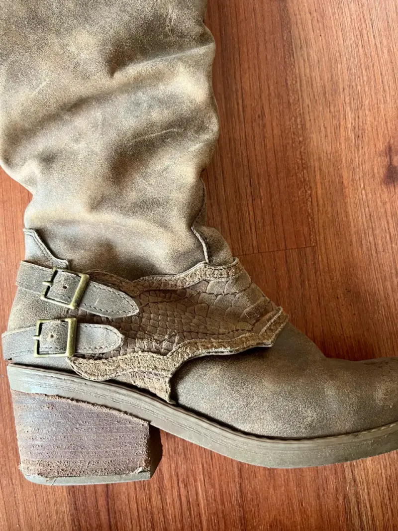 Botas de cuero marrón con hebillas y tacón - 3