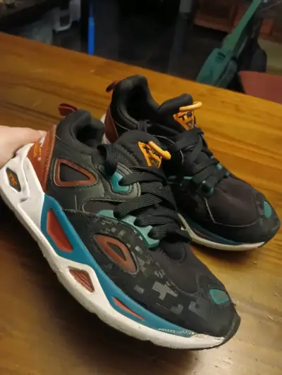 Zapatillas deportivas Puma negras y naranjas - miniatura 2