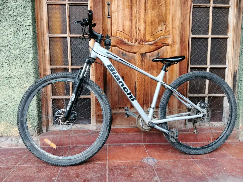 Bicicleta de montaña Bianchi gris con frenos de disco
