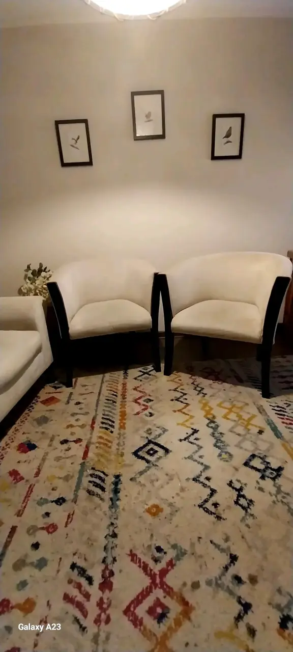 Sofá de tela beige con cojines decorativos - 3