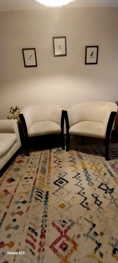 Sofá de tela beige con cojines decorativos - miniatura 3