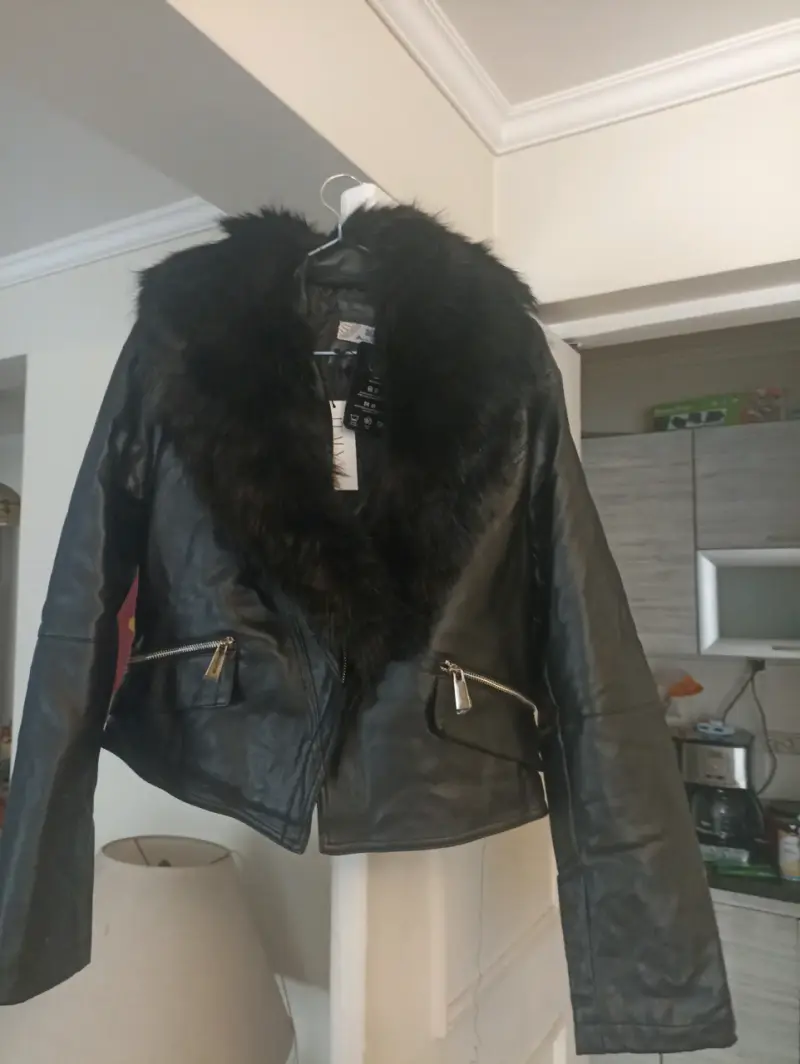 Chaqueta de simil cuero negra con cuello de piel