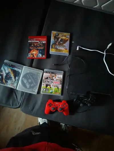 Consola PS3 con juegos y controles - miniatura 1