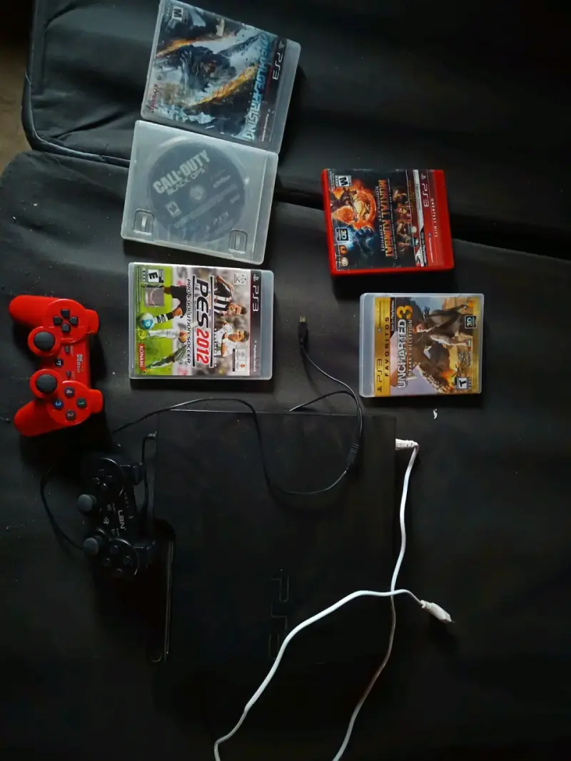 Consola PS3 con juegos y controles - 2