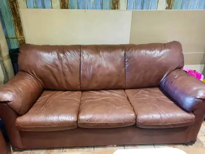 Sofá y sillones de cuero marrón en buen estado - miniatura 1