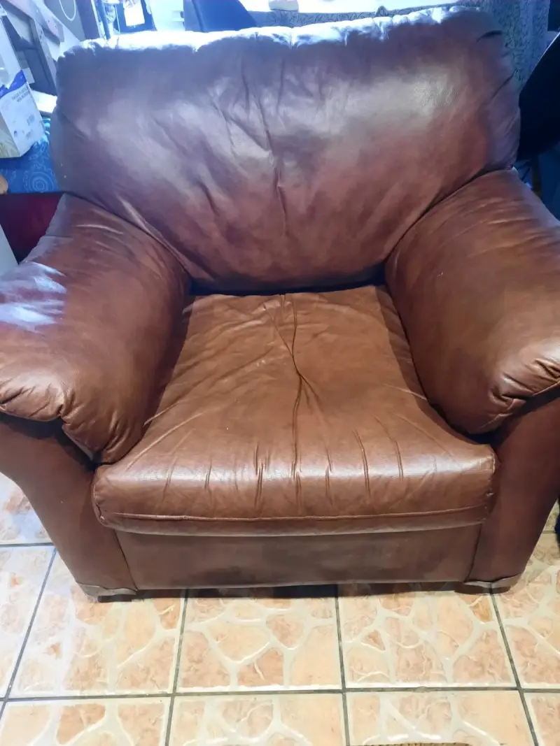 Sofá y sillones de cuero marrón en buen estado - 2