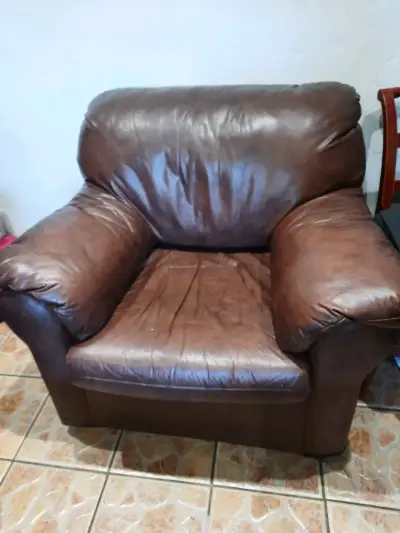 Sofá y sillones de cuero marrón en buen estado - miniatura 3
