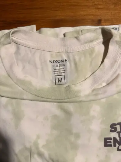 Polera tie-dye Nixon verde claro - miniatura 3