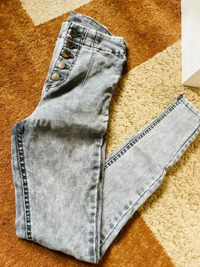 Jeans gris con botones decorativos - miniatura 1