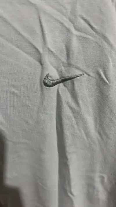 Polera deportiva Nike blanca para mujer - miniatura 2