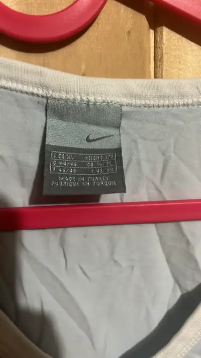 Polera deportiva Nike blanca para mujer - miniatura 3