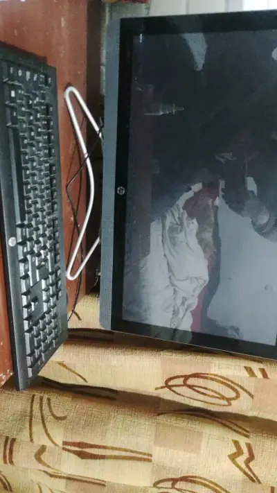 PC Monitor y teclado HP en buen estado - miniatura 1