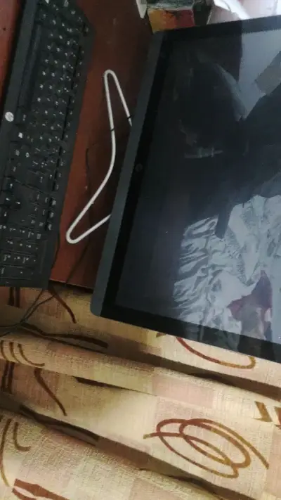 PC Monitor y teclado HP en buen estado - miniatura 4