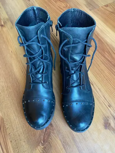 Botas de cuero negro con cordones y tachas - miniatura 1