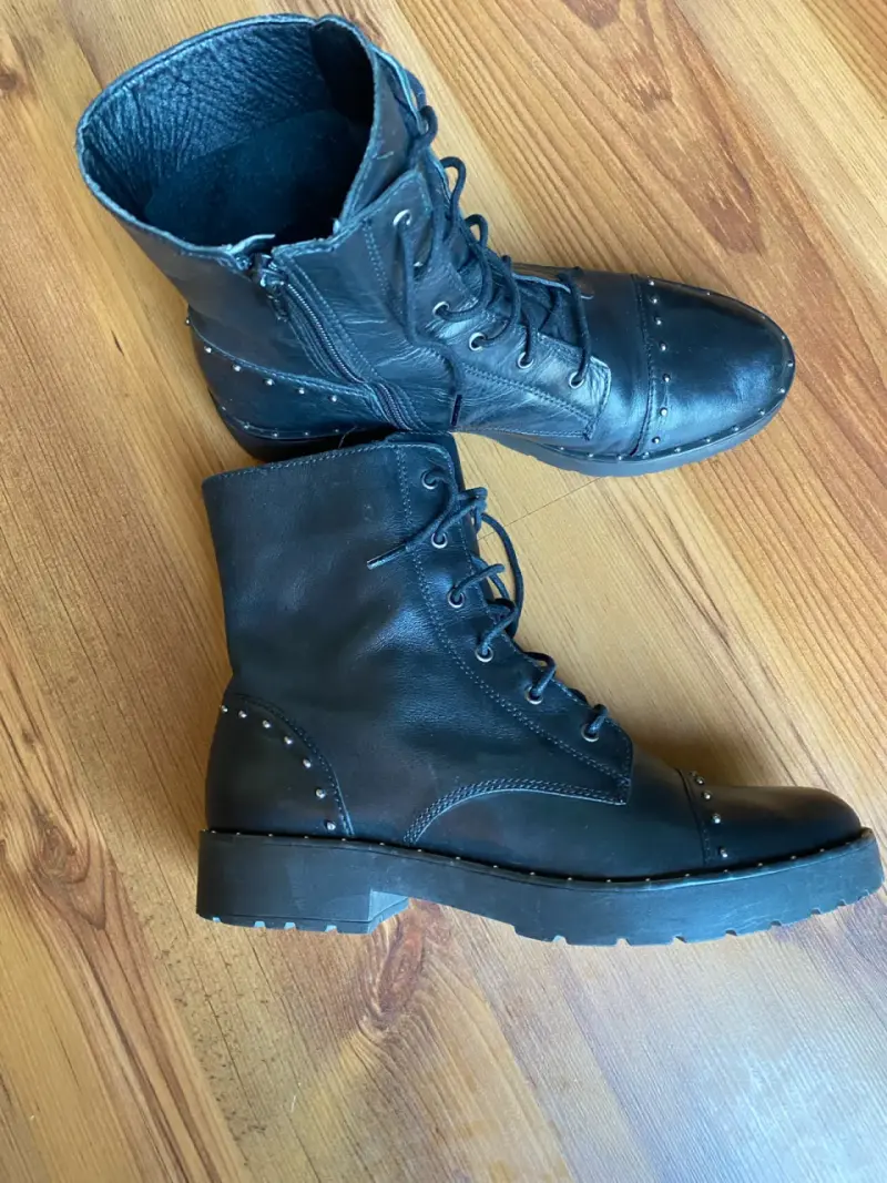 Botas de cuero negro con cordones y tachas - 2