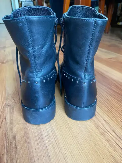 Botas de cuero negro con cordones y tachas - miniatura 3
