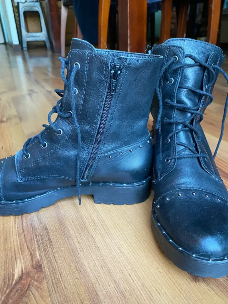Botas de cuero negro con cordones y tachas - 5
