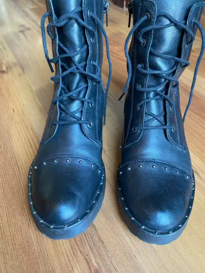 Botas de cuero negro con cordones y tachas - miniatura 6