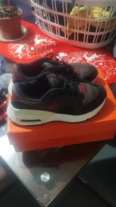 Zapatillas deportivas negras y rojas Nike - miniatura 1
