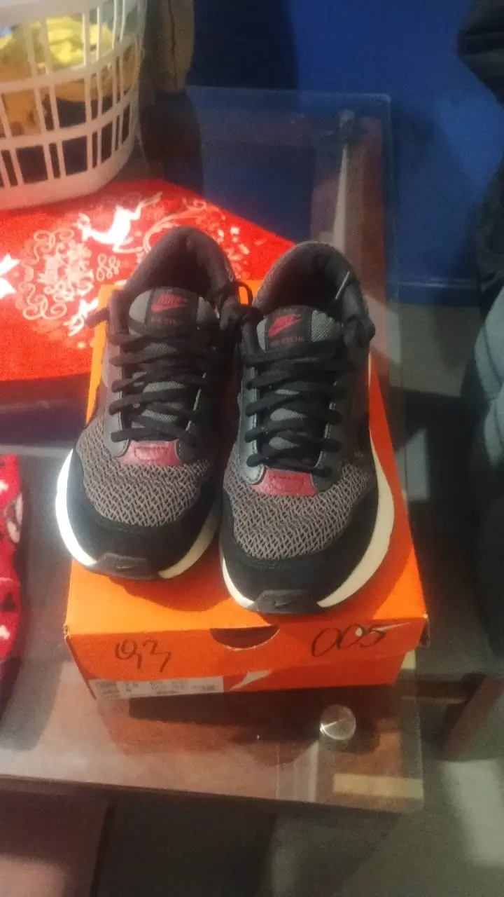 Zapatillas deportivas negras y rojas Nike - 2