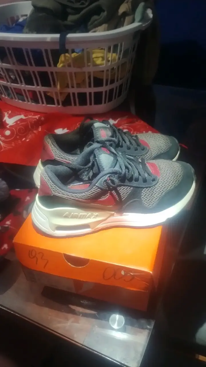 Zapatillas deportivas negras y rojas Nike - 3