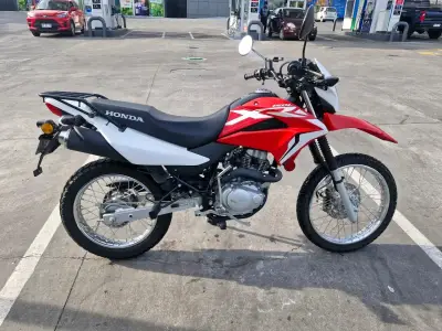 Moto Honda XR150L roja y blanca en buen estado - miniatura 1