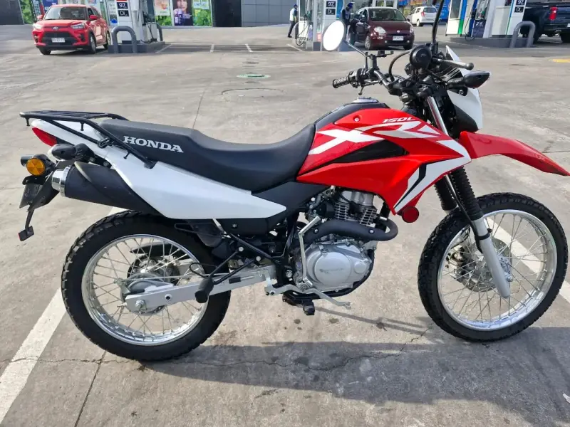 Moto Honda XR150L roja y blanca en buen estado - 2