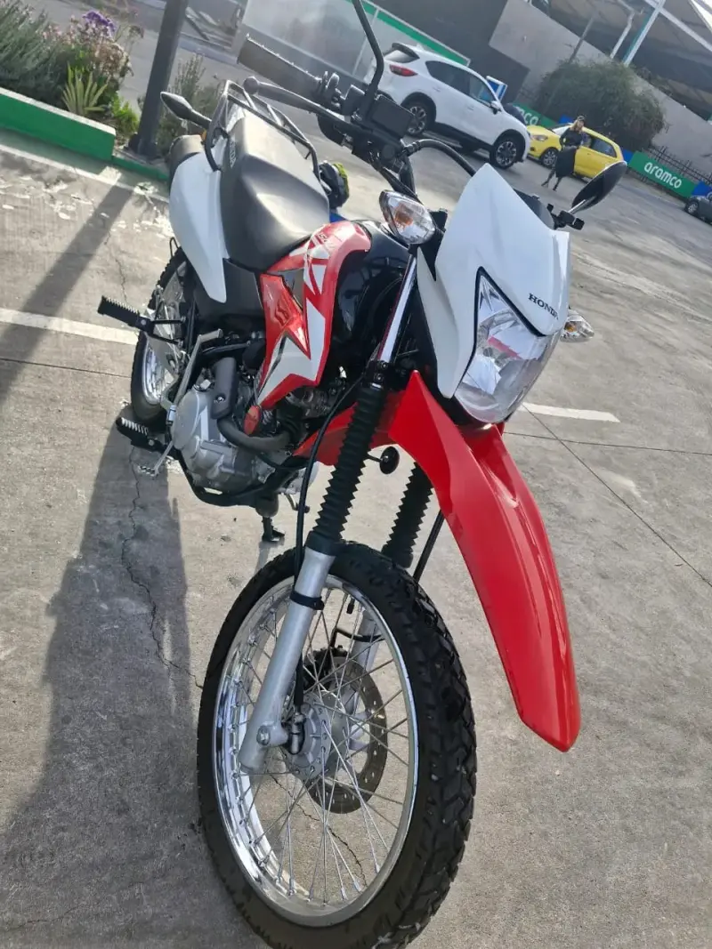 Moto Honda XR150L roja y blanca en buen estado - 3