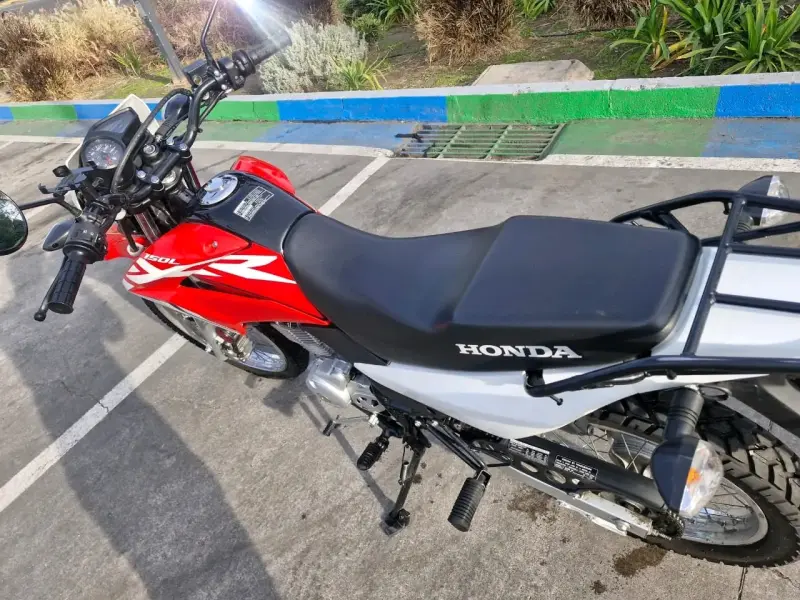 Moto Honda XR150L roja y blanca en buen estado - 4