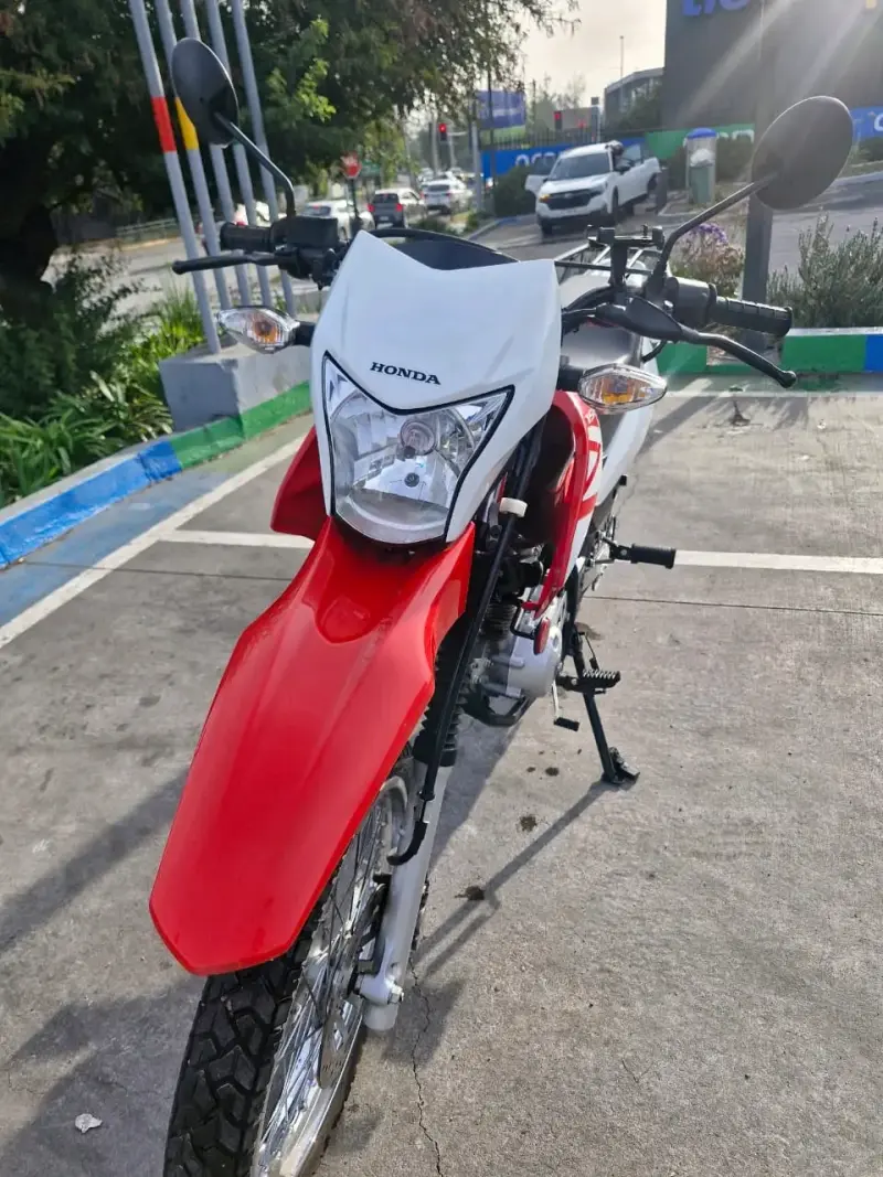 Moto Honda XR150L roja y blanca en buen estado - 6