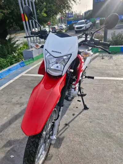 Moto Honda XR150L roja y blanca en buen estado - miniatura 6