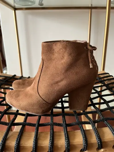 Botines de gamuza marrón con tacón alto - miniatura 1