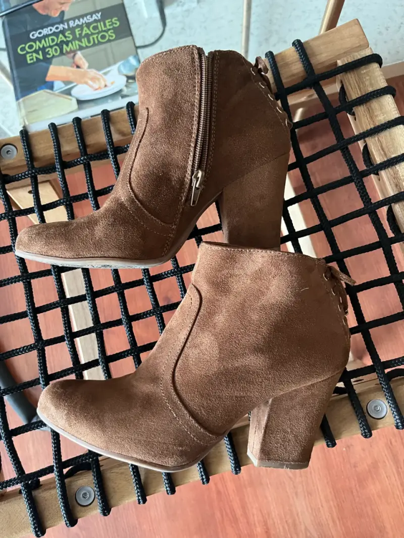 Botines de gamuza marrón con tacón alto - 2