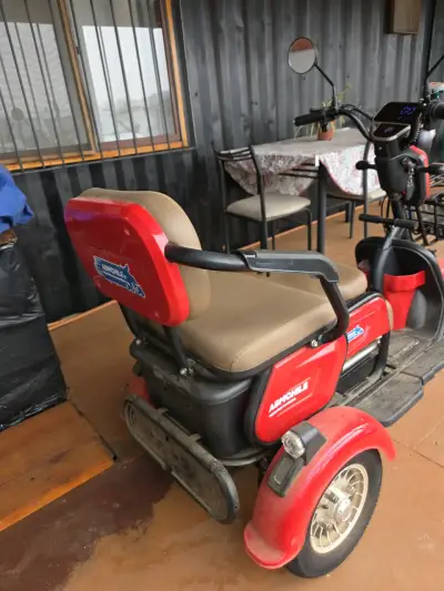 Scooter eléctrico rojo para adultos con asiento doble - miniatura 4