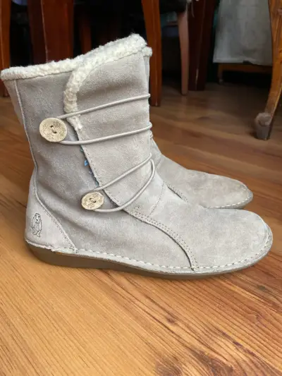 Botas de gamuza beige con forro de lana - miniatura 1