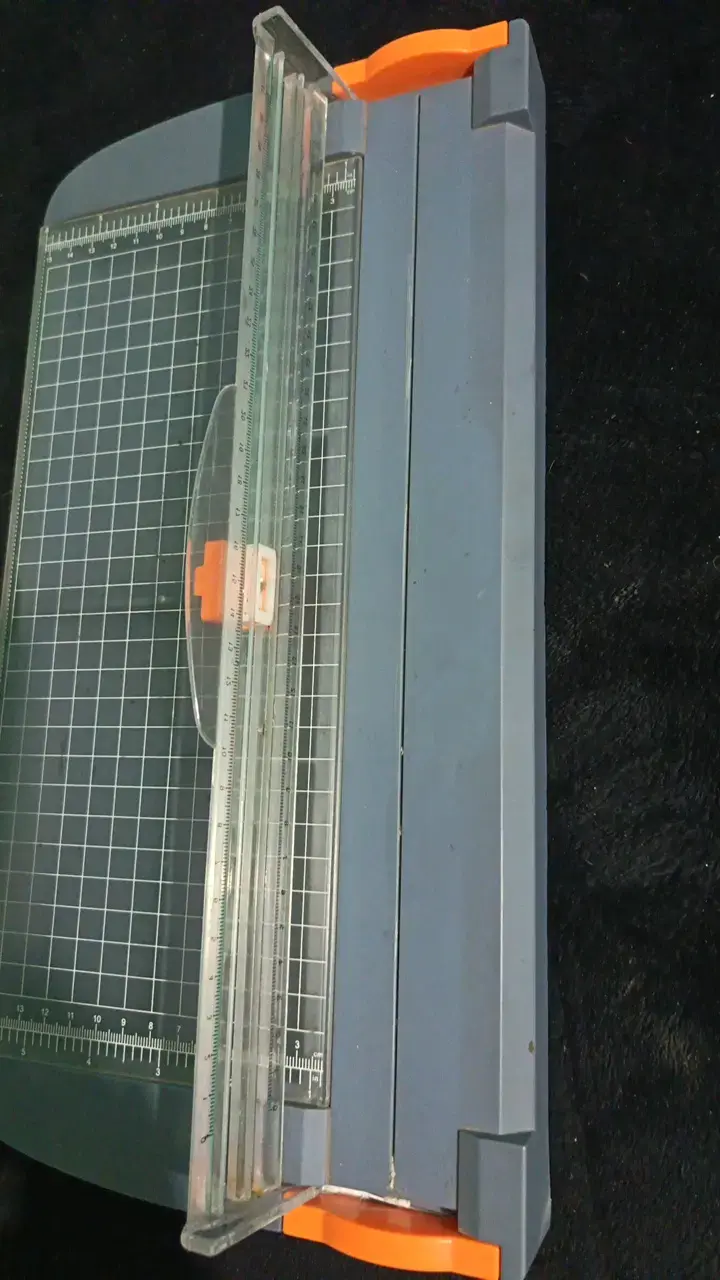 Cortadora de papel A4 con regla y guía - 3