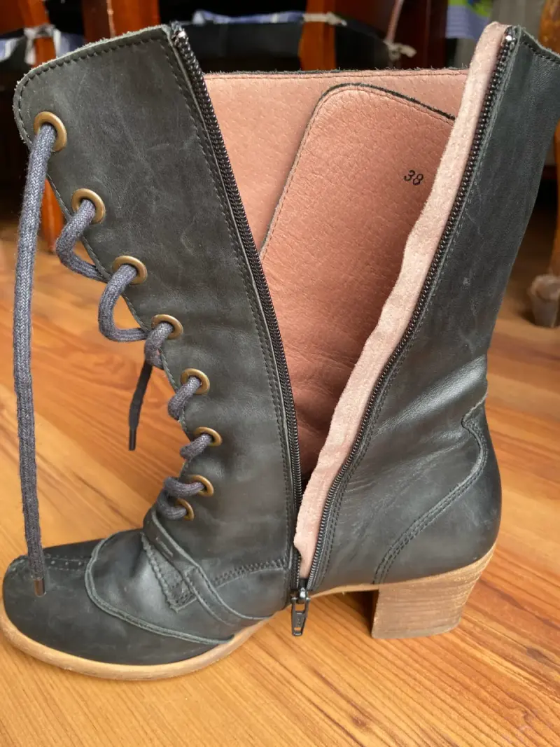 Botas de cuero negro con cordones y tacón - 2