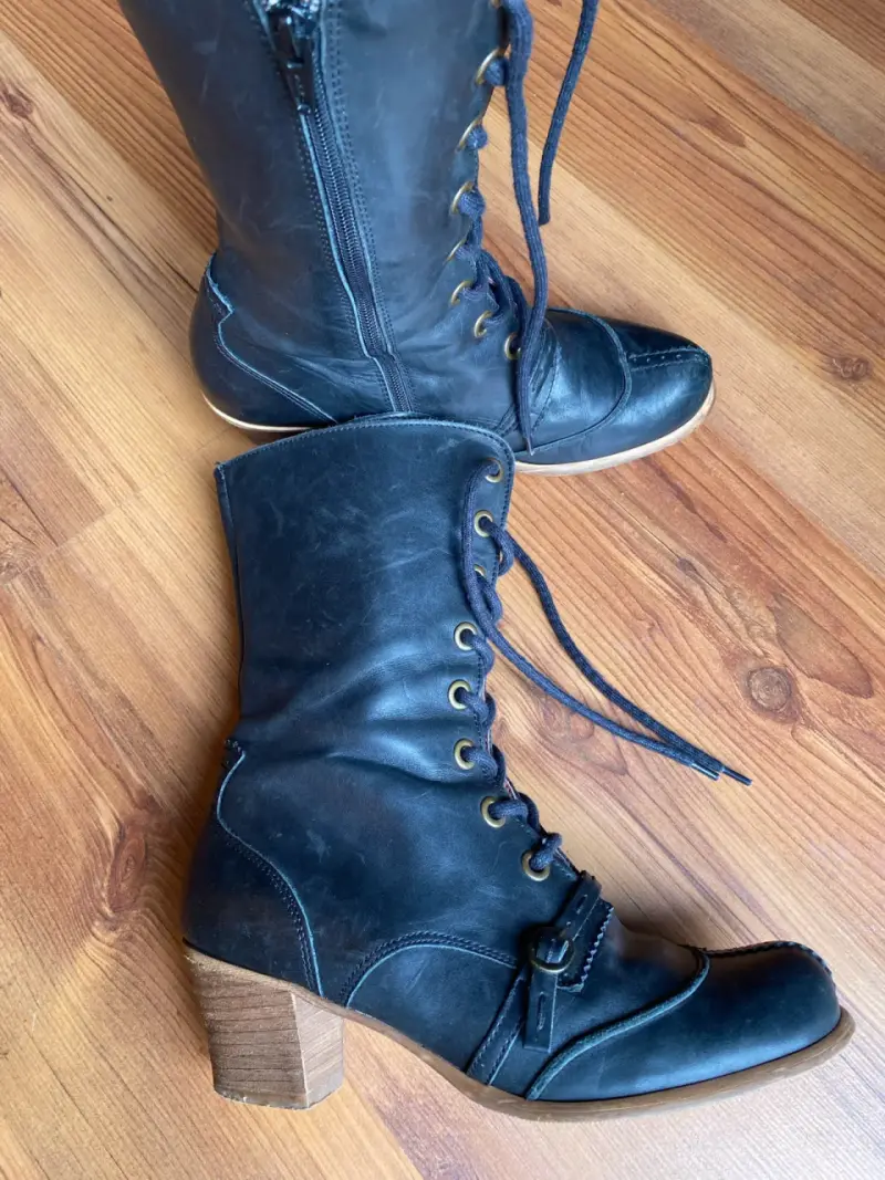 Botas de cuero negro con cordones y tacón - 3
