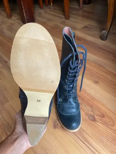 Botas de cuero negro con cordones y tacón - miniatura 4