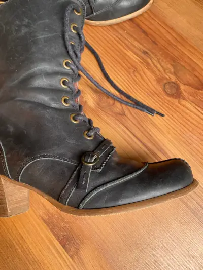 Botas de cuero negro con cordones y tacón - miniatura 6