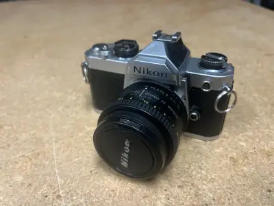 Cámara analógica Nikon FM con lente 50mm - miniatura 1