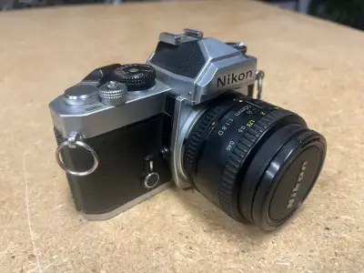 Cámara analógica Nikon FM con lente 50mm - miniatura 2
