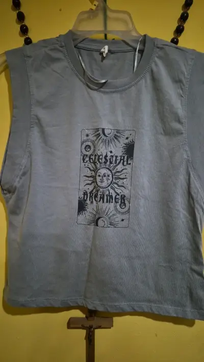 Polera sin mangas gris con diseño Celestial Dreamer - miniatura 1