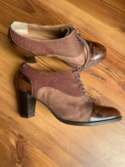 Zapatos de tacón marrones de cuero y gamuza - miniatura 1